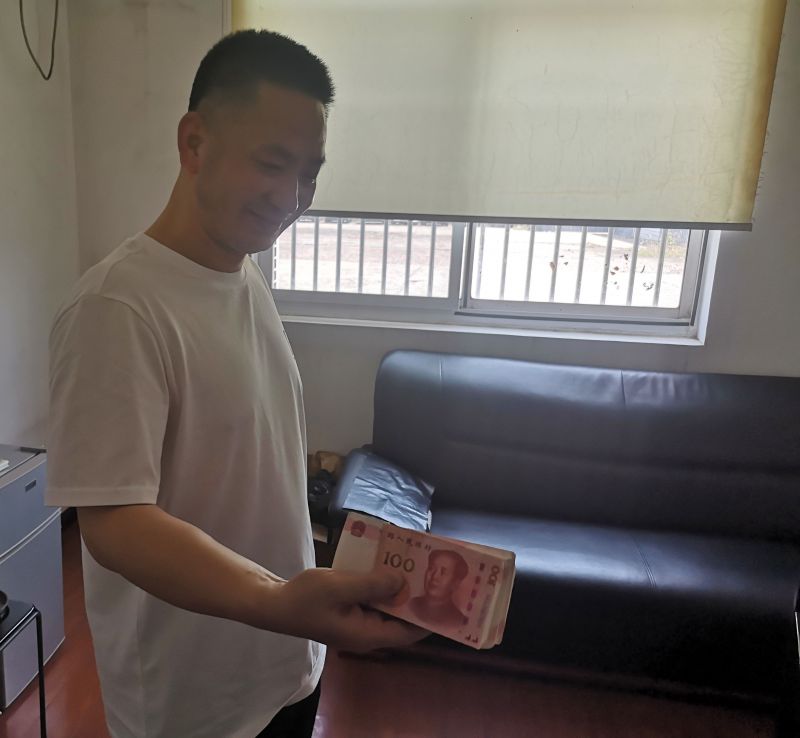 點(diǎn)贊！拾金不昧好的哥 萬(wàn)元現(xiàn)金物歸原主