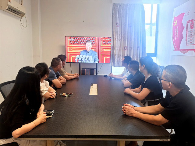 4常運集團物產(chǎn)經(jīng)營公司組織職工在會議室集中收看紀念中國人民抗日戰(zhàn)爭暨世界反法西斯戰(zhàn)爭勝利80周年閱兵式直播2_副本